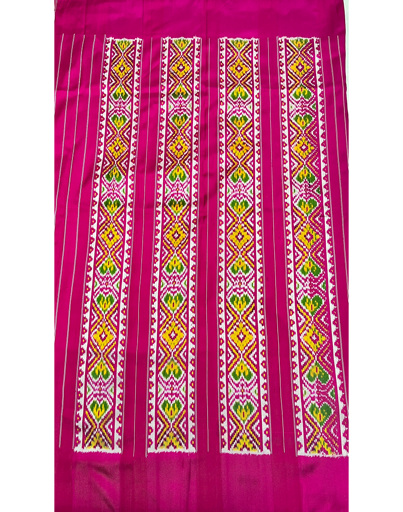 White Pochampally Handwoven Drill Weaving Ikat Silk Saree with Contrast Magenta Purple Border